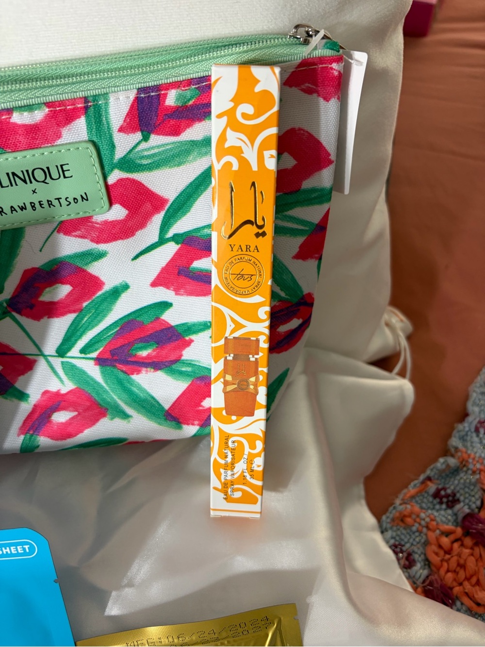 NWT Clinique x Drawbertson Floral Cosmetic Pouch -Including Coach Lotion, Yara - Picture 4 of 5
